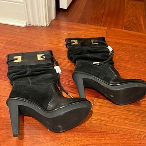 Hi i’m selling Michael Kors size 6M new boots for $150.